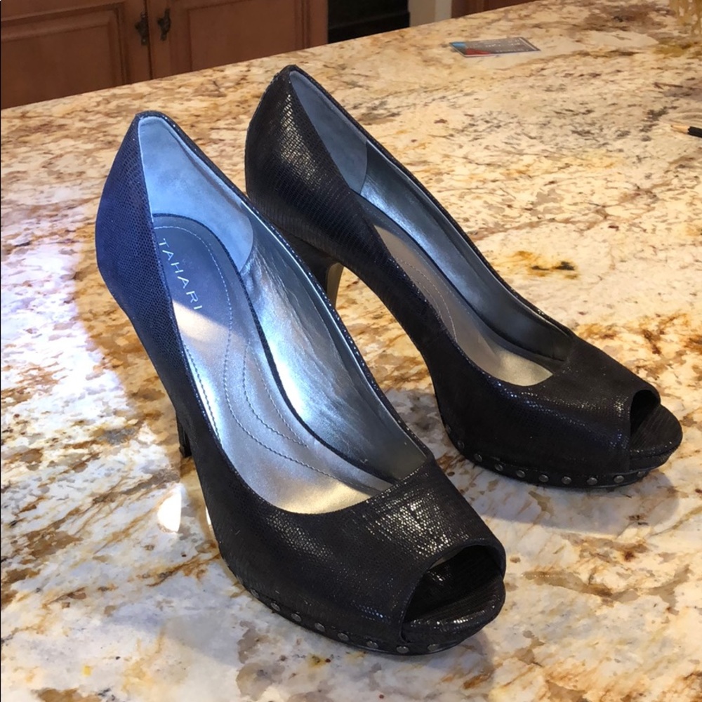 TAHARI blk leather open toe studded shoes Like new
